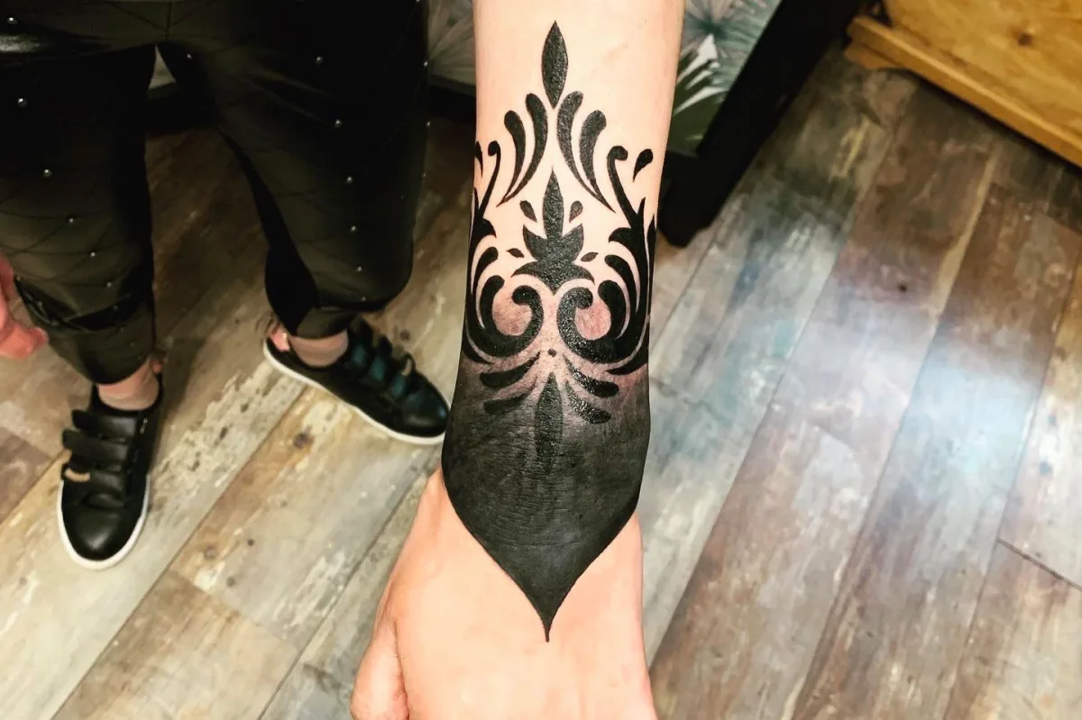 Bracelet baroque tatoué — un ornement élégant gravé dans la peau