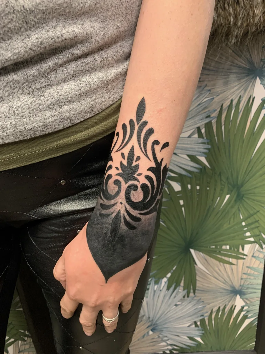Bracelet baroque tatoué — un ornement élégant gravé dans la peau - photo 2