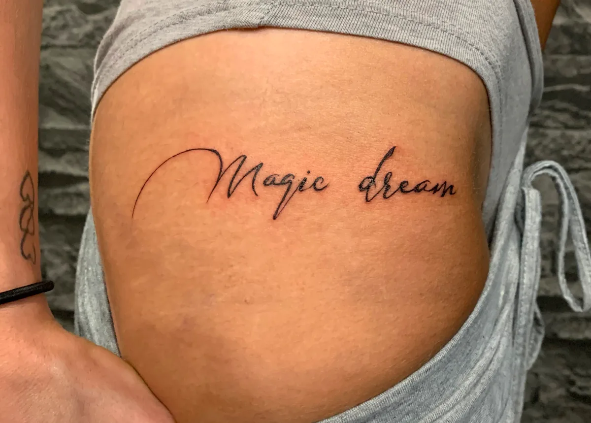 Tatouage calligraphie sur la cuisse : un lettrage pensé pour toi