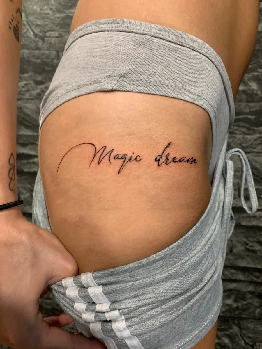 Tatouage calligraphie sur la cuisse : un lettrage pensé pour toi - photo