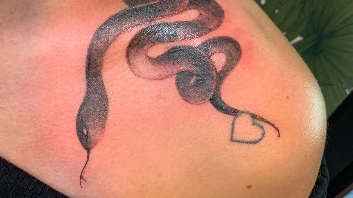 Recouvrir une date par un serpent : le cover-up qui transforme tout