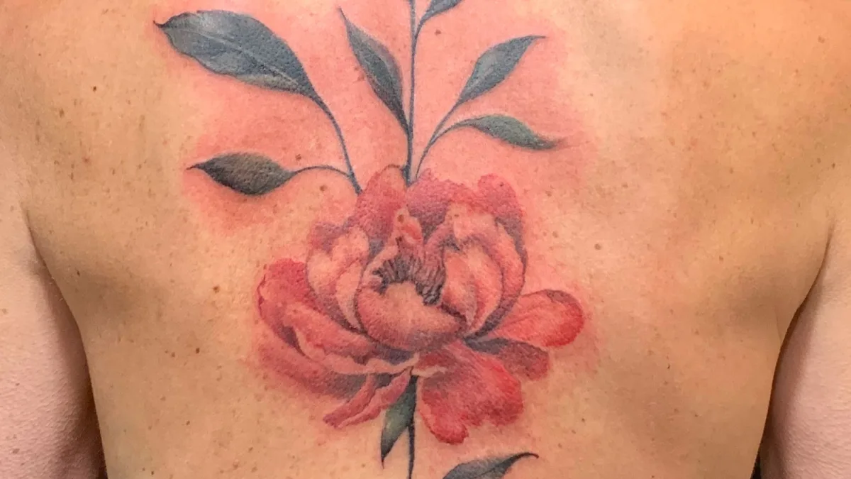 Cover floral sur le dos : recouvrir un ancien tatouage avec élégance