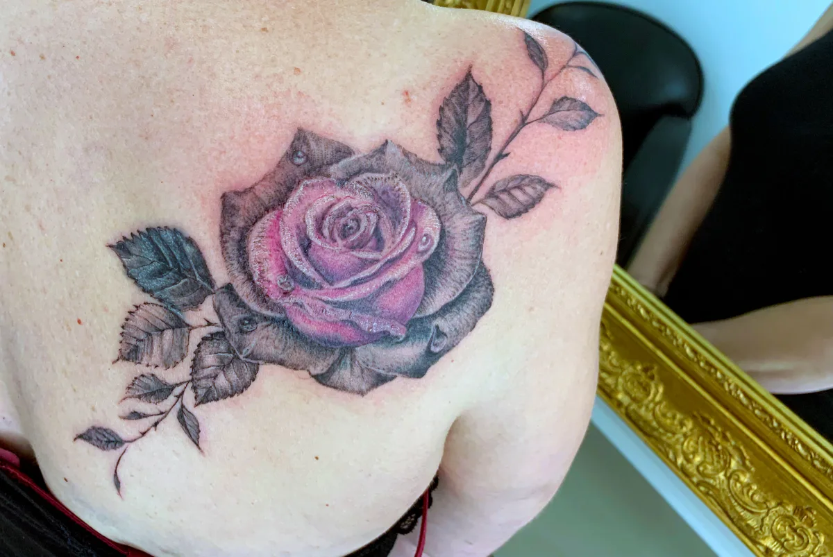 Cover par une rose colorée : transformer l'ancien en œuvre florale