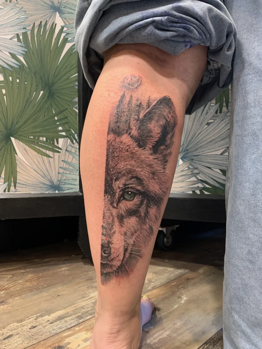 Demi portrait de loup en tatouage réaliste - photo