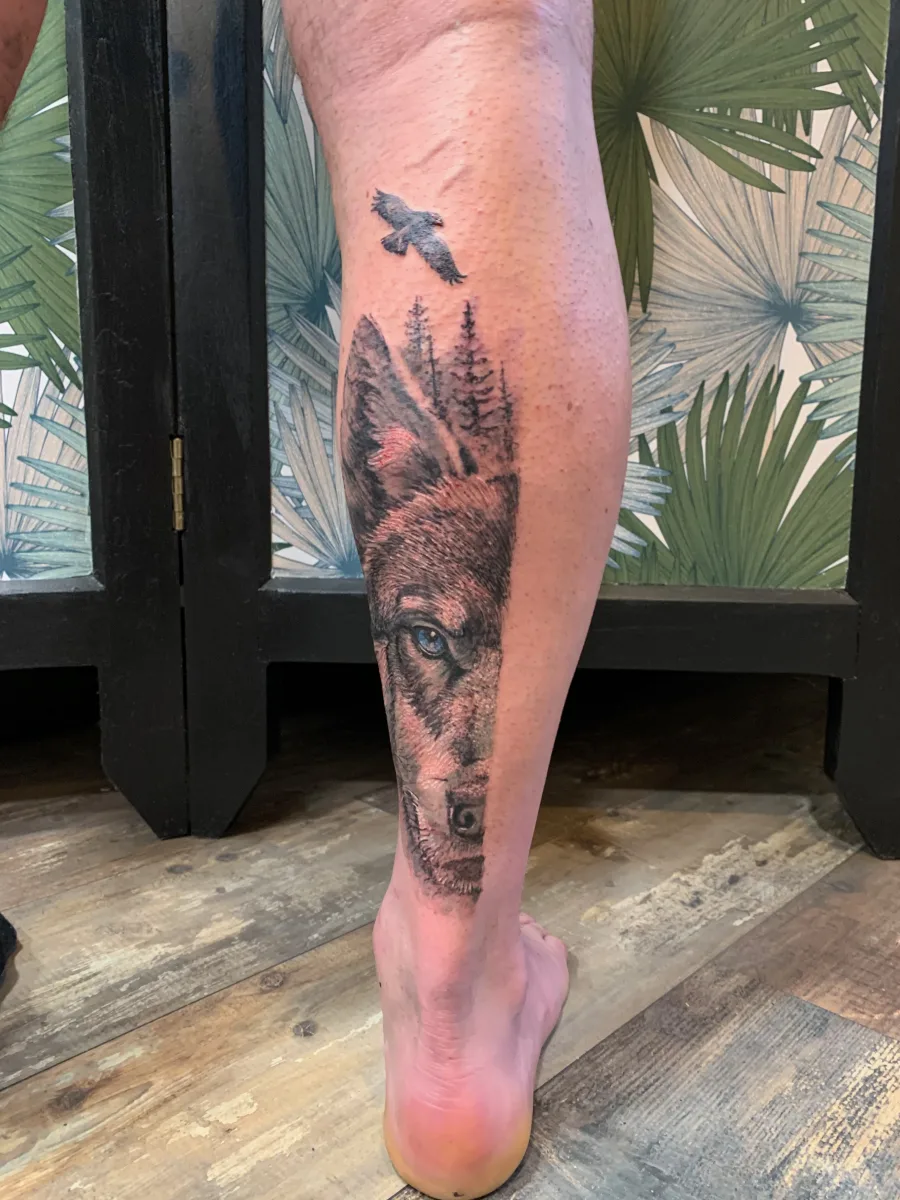 Demi portrait de loup en tatouage réaliste - photo 2