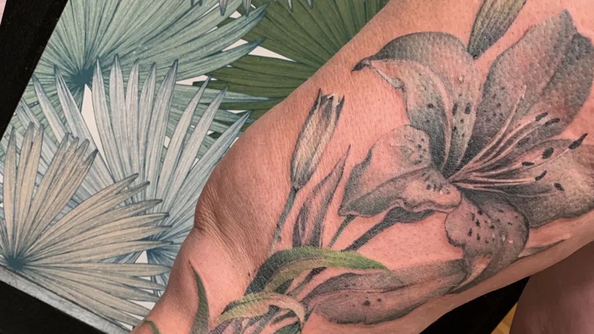 Fleur de lys sur la jambe : un tatouage élégant, conçu pour toi