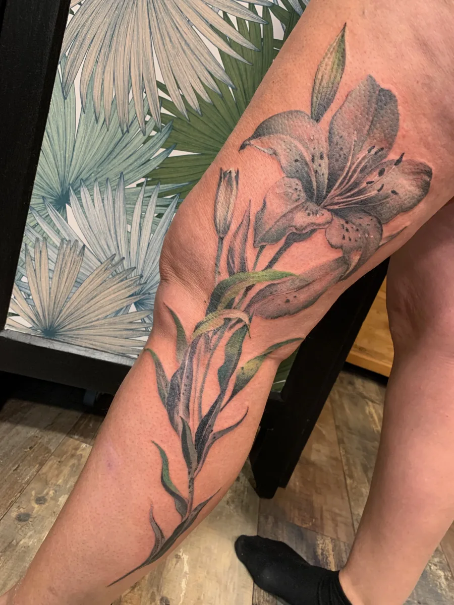 Fleur de lys sur la jambe : un tatouage élégant, conçu pour toi - photo