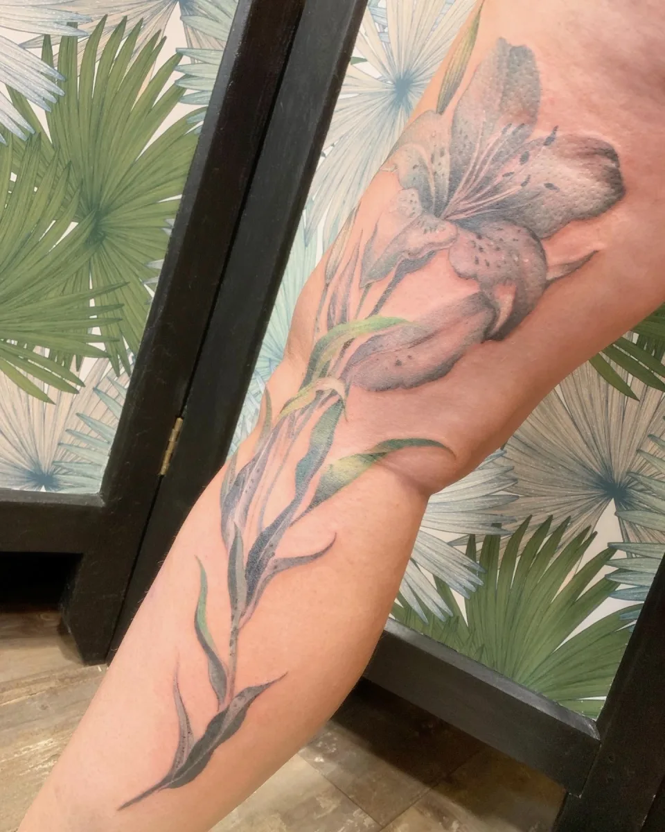 Fleur de lys sur la jambe : un tatouage élégant, conçu pour toi - photo 2