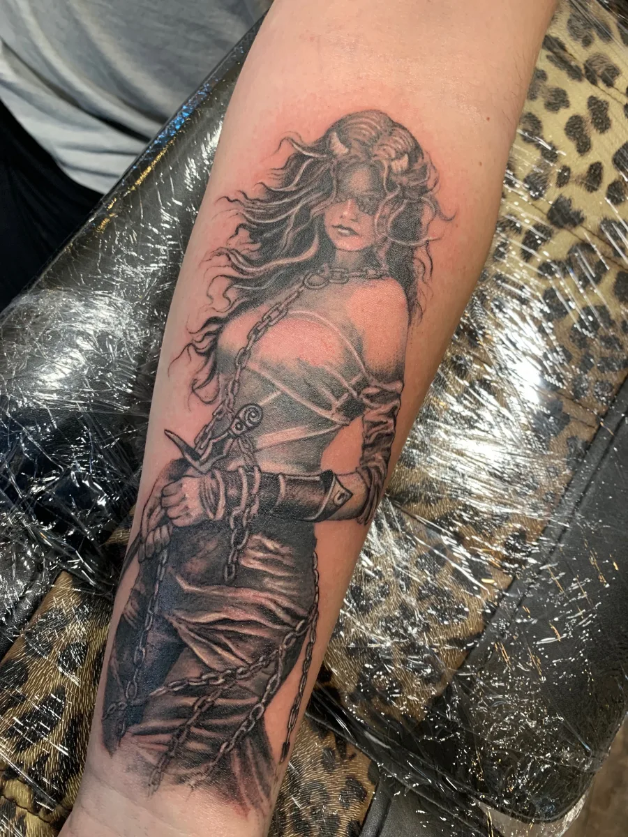 Guerrière Enchaînée : un tatouage entre puissance et symbolisme - photo