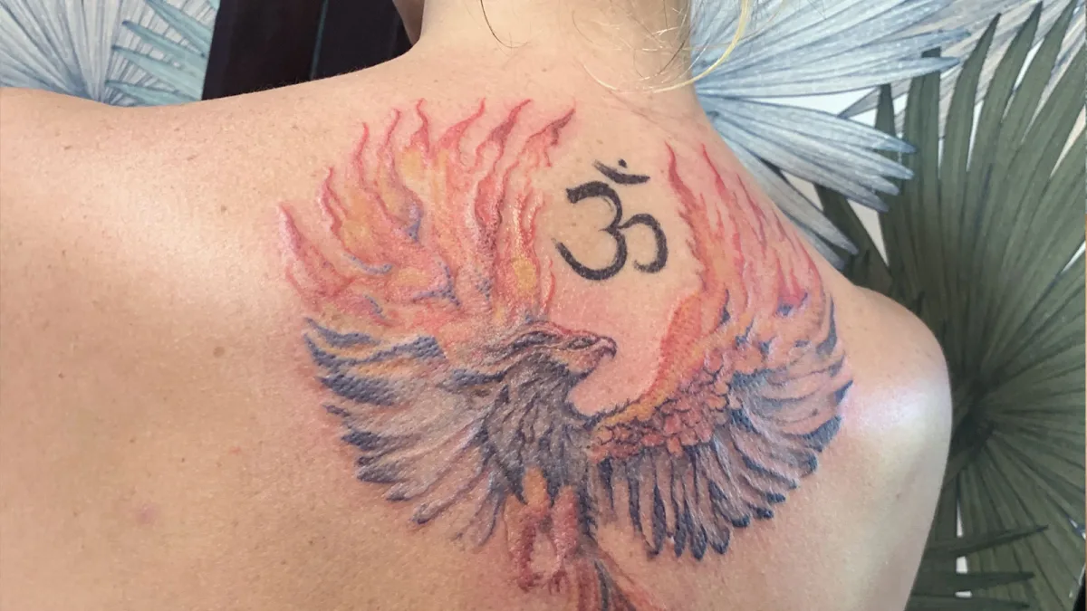Phœnix aquarelle : un tatouage de renaissance aux couleurs vivantes