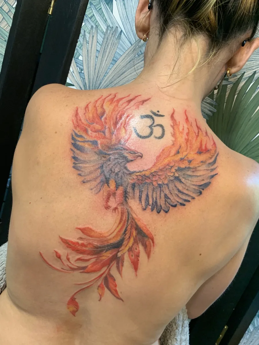 Phœnix aquarelle : un tatouage de renaissance aux couleurs vivantes - photo
