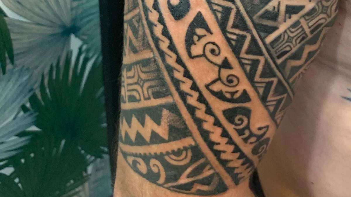 Rattrapage polynésien : redonner vie à un tatouage raté