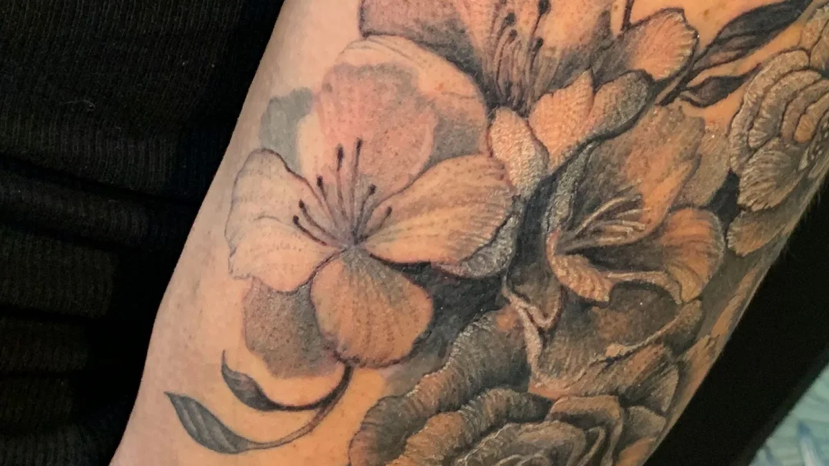 Recouvrement tatouage : loup transformé en fleurs des champs