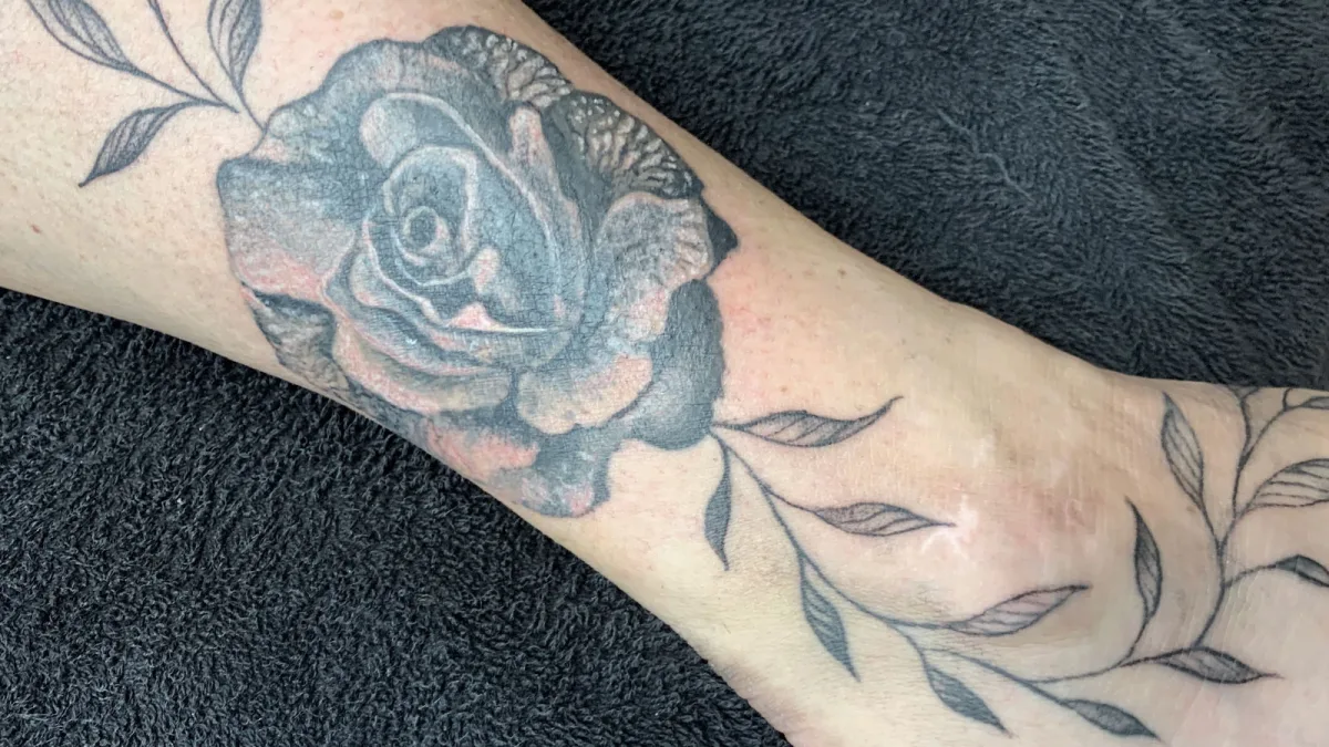 Recouvrement d'une rose sur la cheville