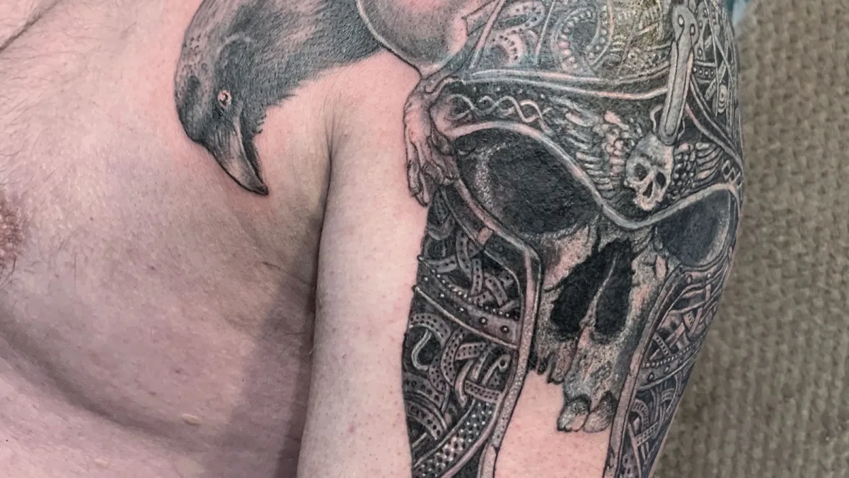 Recouvrement de tatouage en Casque Viking