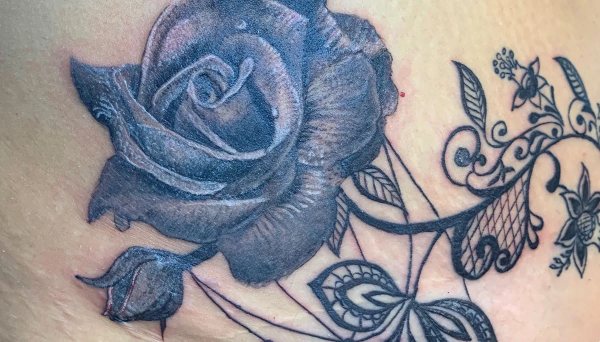 Rose et volutes baroque : un tatouage entre élégance et caractère