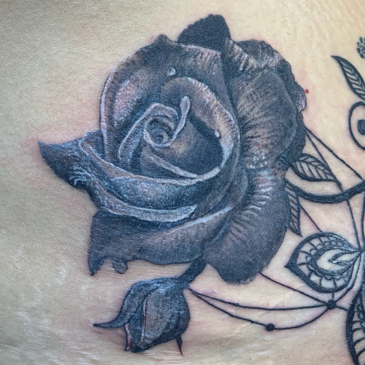 Rose et volutes baroque : un tatouage entre élégance et caractère - photo