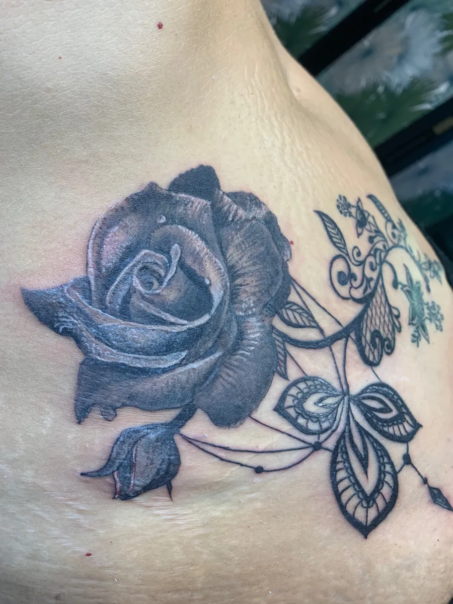 Rose et volutes baroque : un tatouage entre élégance et caractère - photo 2