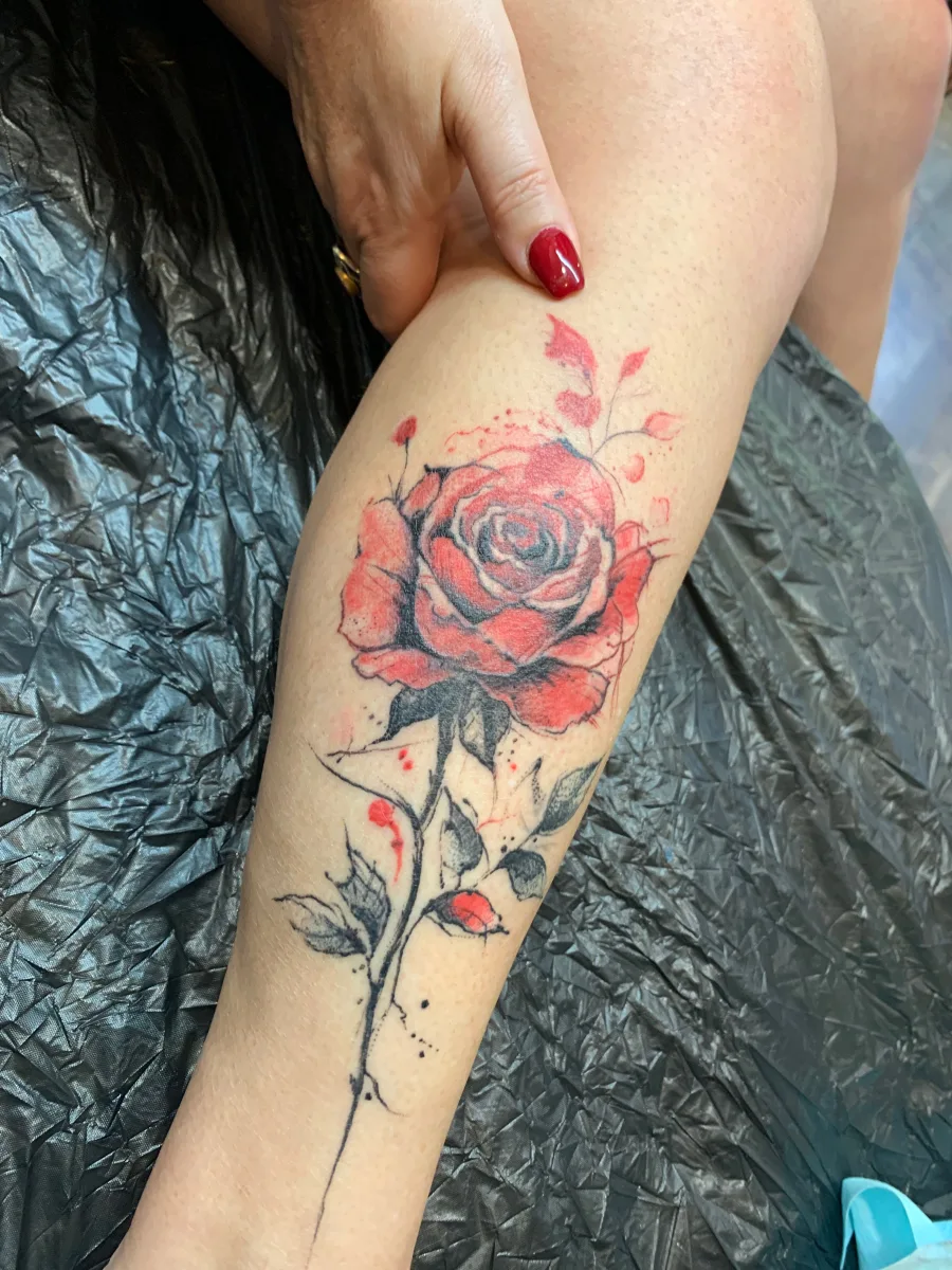 Rose esquisse couleur : un tatouage délicat signé Jull's - photo