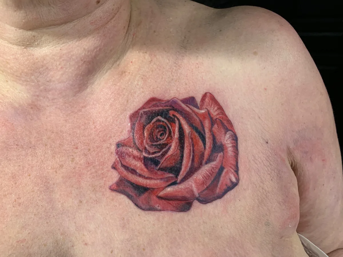 Rose hyperréaliste : quand le tatouage imite la nature à la perfection