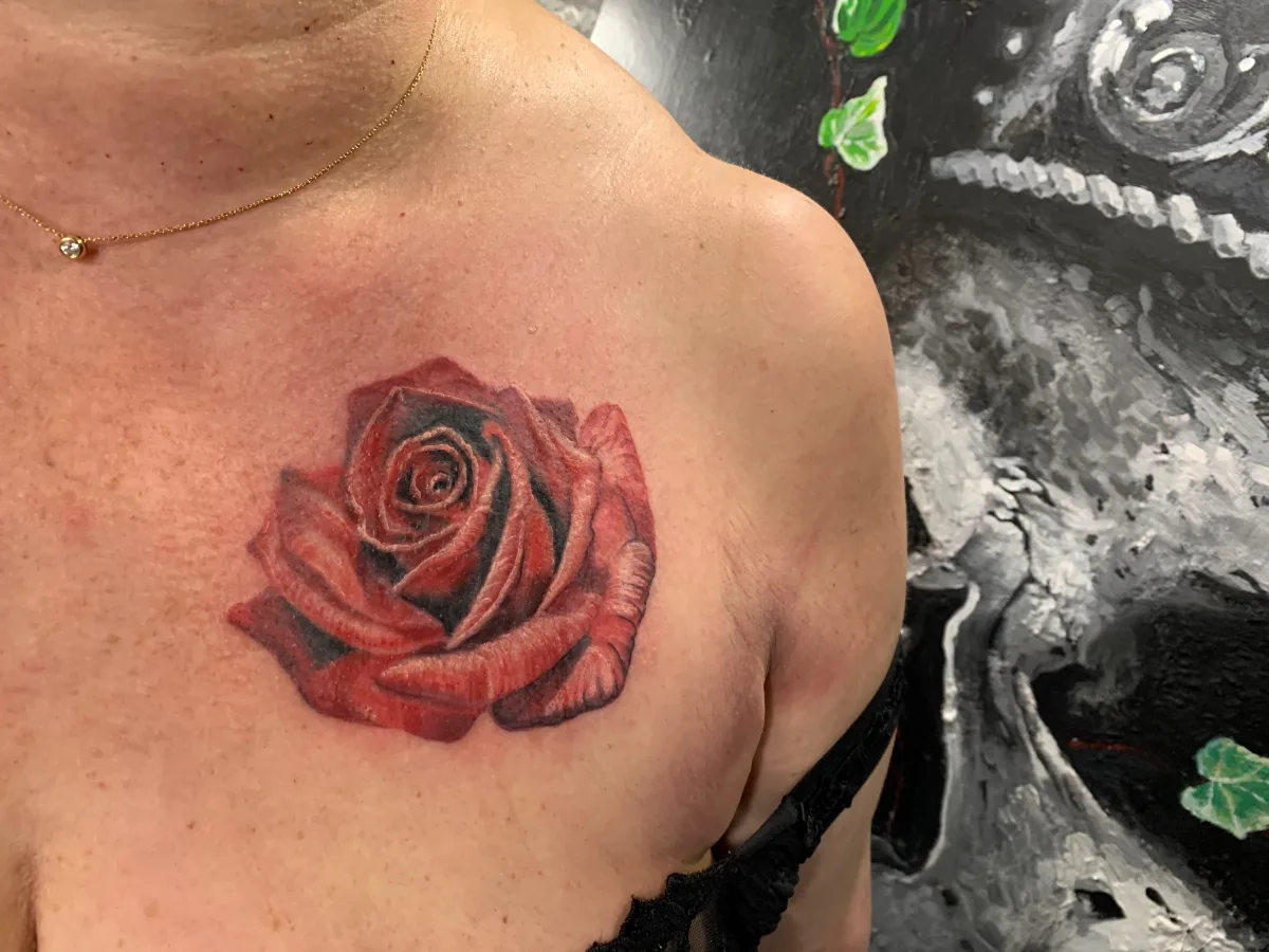 Rose hyperréaliste : quand le tatouage imite la nature à la perfection - photo