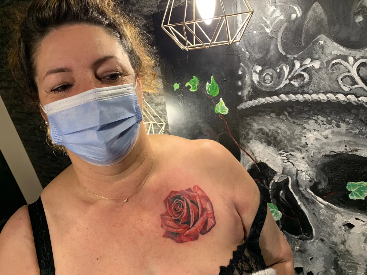 Rose hyperréaliste : quand le tatouage imite la nature à la perfection - photo 2