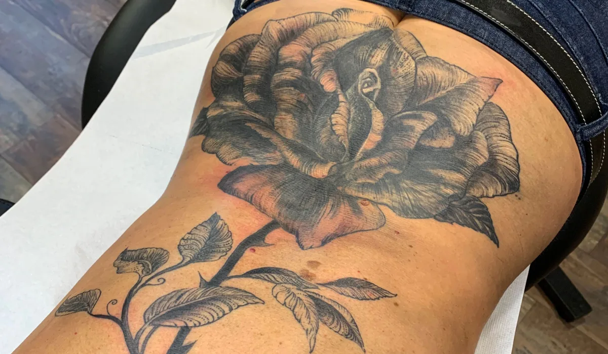 Rose renversée en cover-up : transformer un ancien tatouage dos en œuvre sur mesure