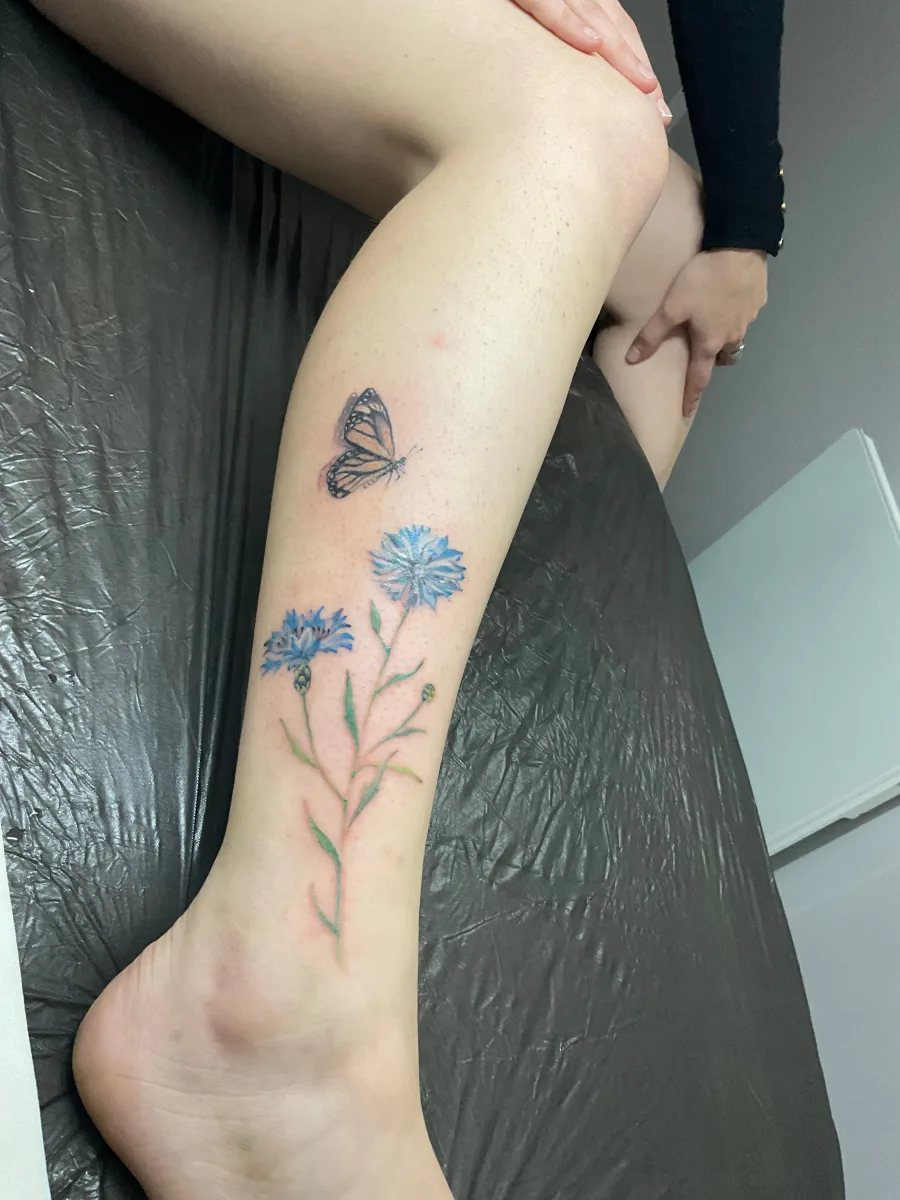 Tatouage Bleuets — Une fleur délicate gravée dans ta peau - photo