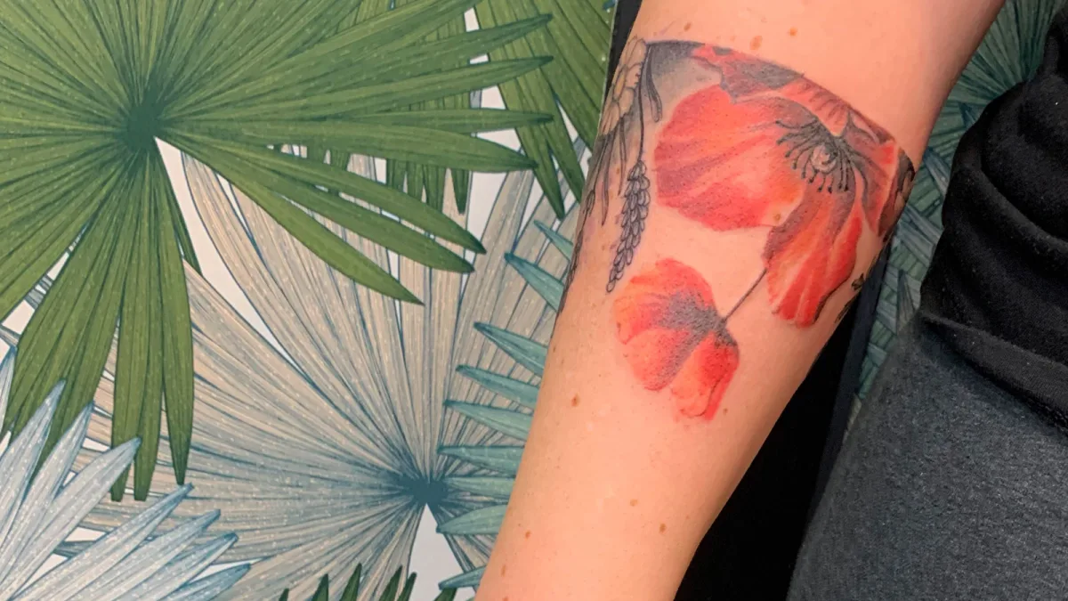 Bracelet coquelicot : un tatouage délicat et personnalisé