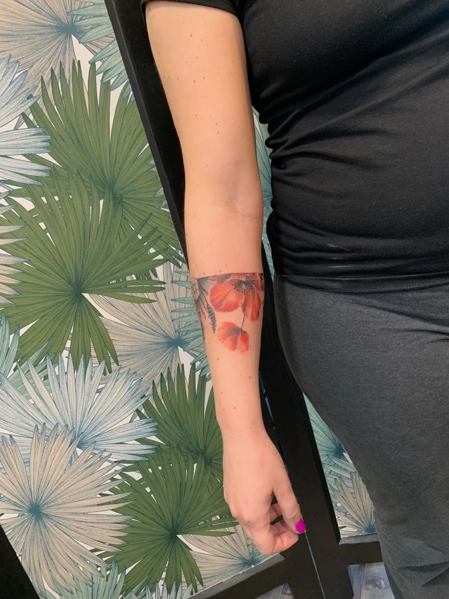 Bracelet coquelicot : un tatouage délicat et personnalisé - photo
