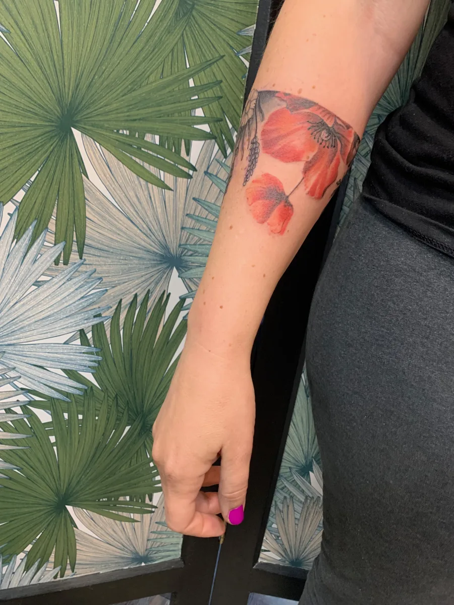 Bracelet coquelicot : un tatouage délicat et personnalisé - photo 2