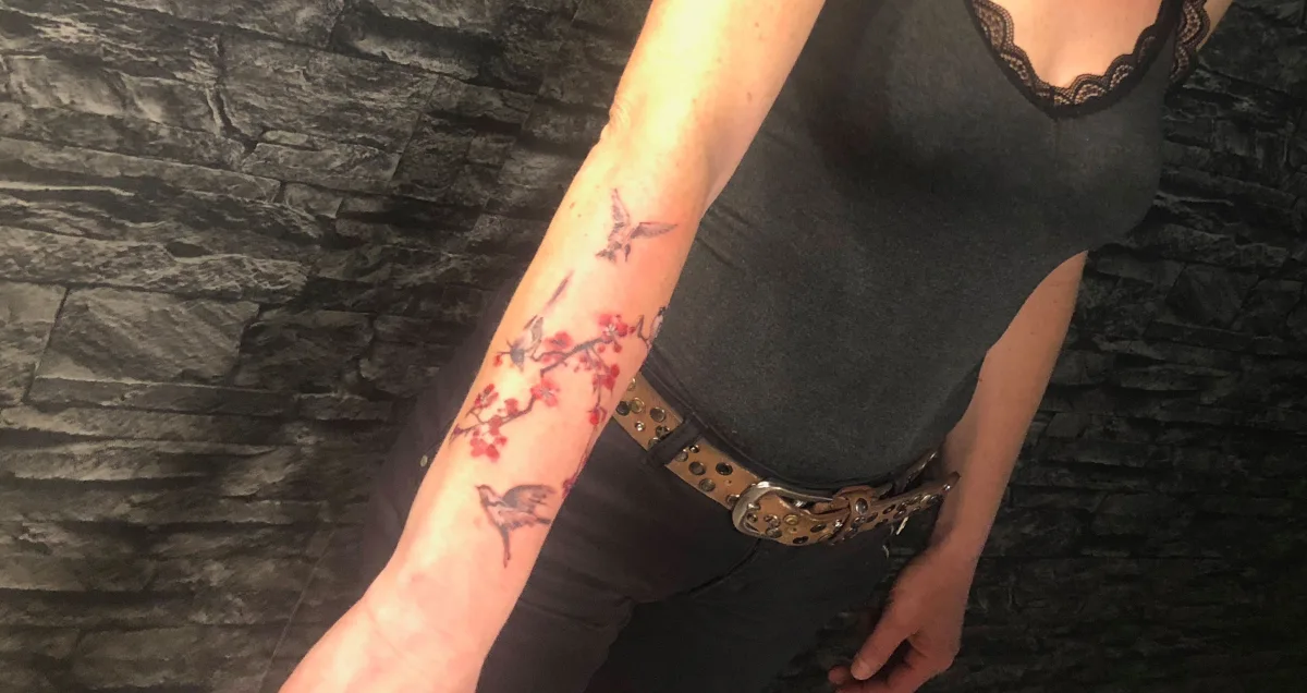 Tatouage branche de cerisier et oiseaux