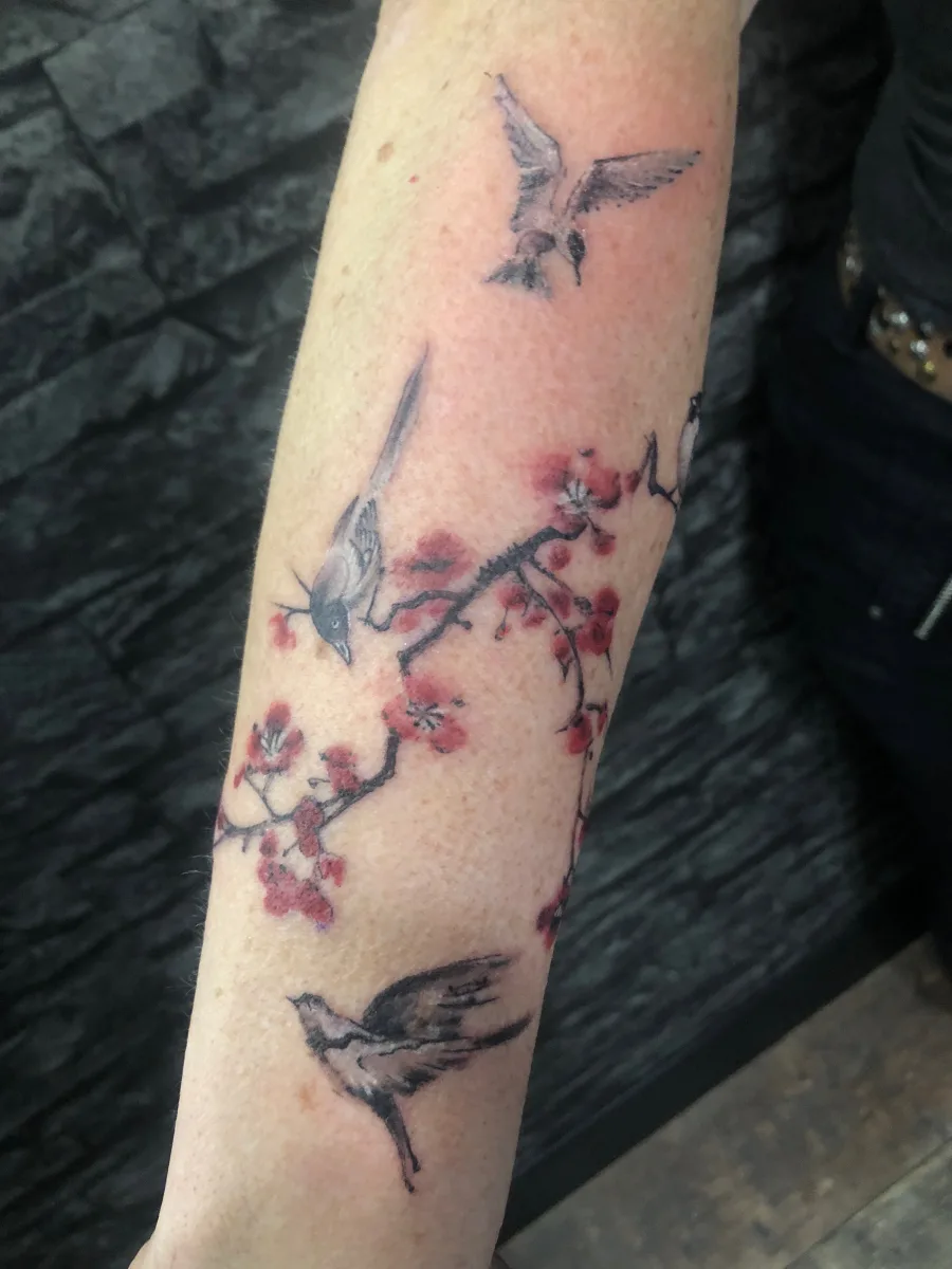 Tatouage branche de cerisier et oiseaux - photo