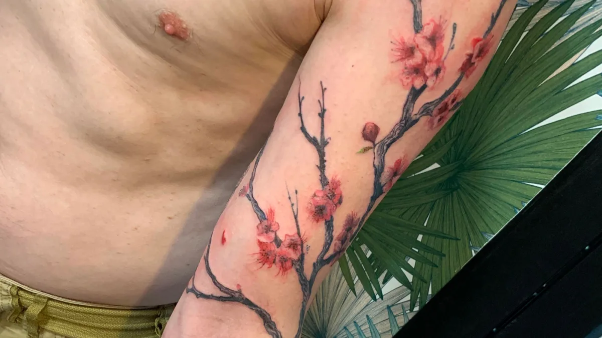Tatouage branche de cerisier dans le Var