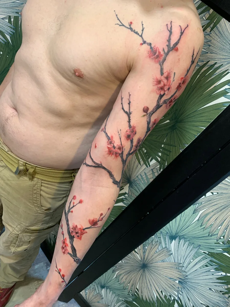 Tatouage branche de cerisier dans le Var - photo