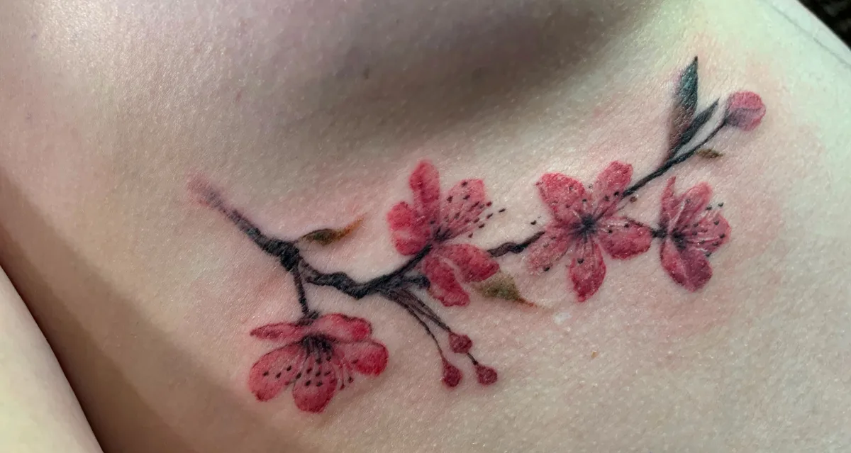 Tatouage branche de cerisier sur mesure dans le Var