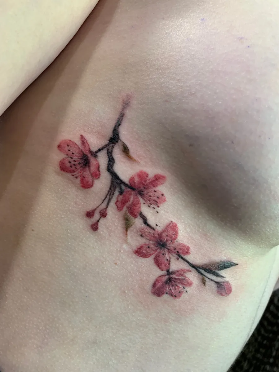 Tatouage branche de cerisier sur mesure dans le Var - photo