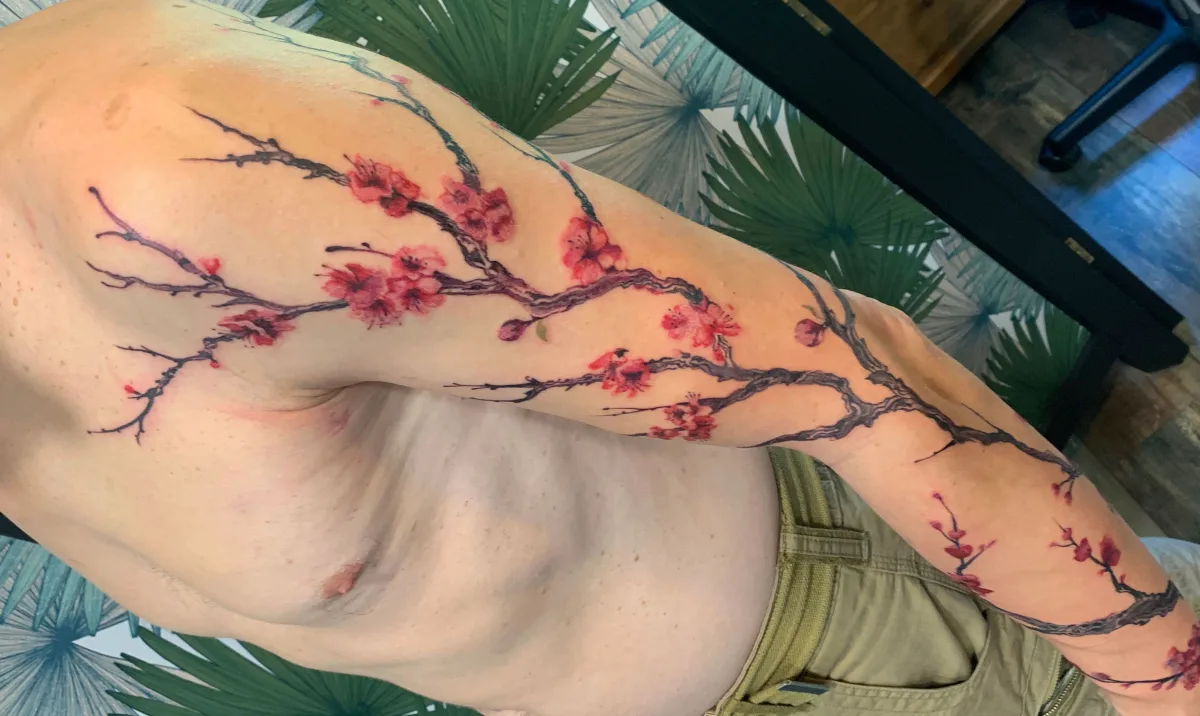 Tatouage branches de cerisier sur mesure dans le Var