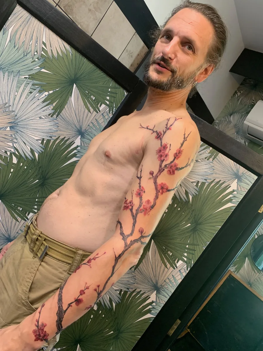 Tatouage branches de cerisier sur mesure dans le Var - photo