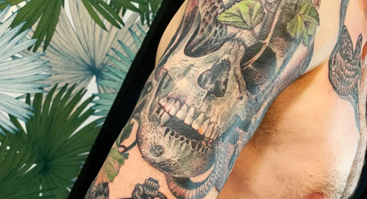 Caducée, serpents et crânes : un tatouage entre symbolique et puissance graphique
