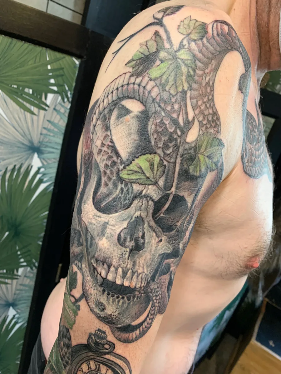 Caducée, serpents et crânes : un tatouage entre symbolique et puissance graphique - photo