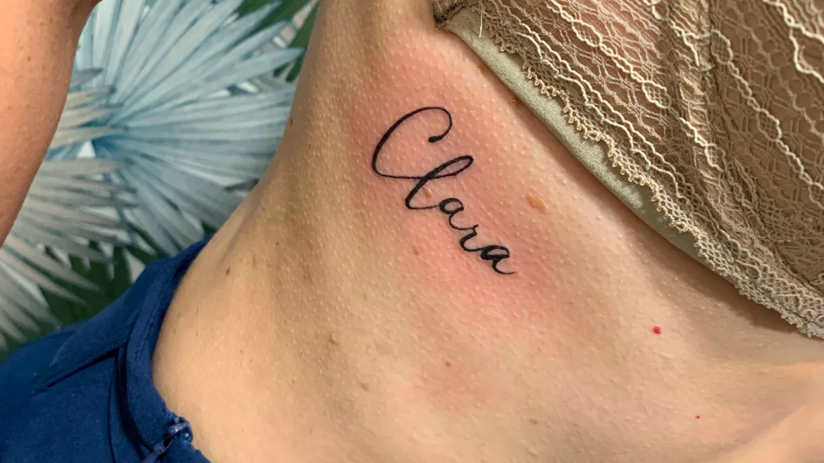 Tatouage calligraphie prénom : un lettrage unique, pensé pour toi