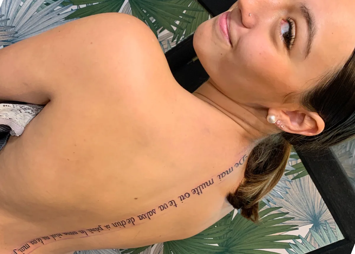 Tatouage calligraphique colonne vertébrale