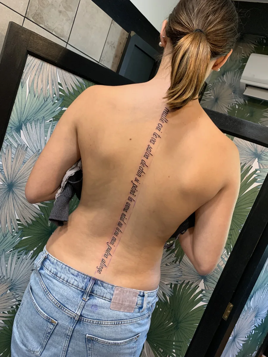Tatouage calligraphique colonne vertébrale - photo