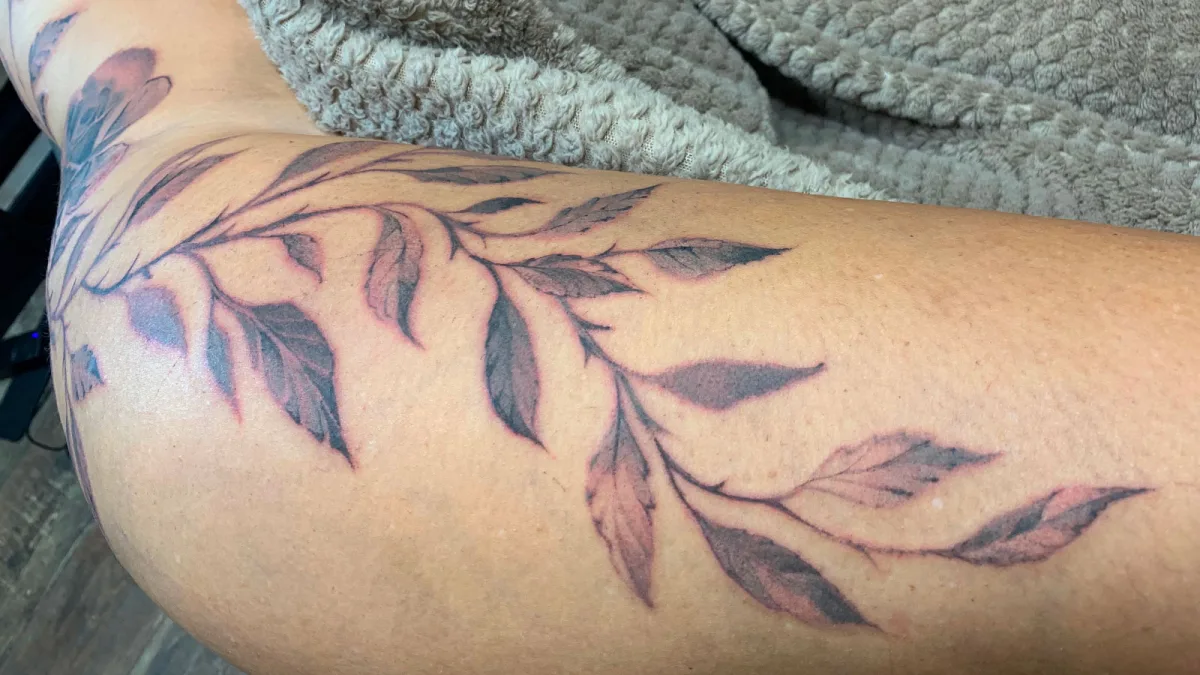 Tatouage feuilles aquarelle en Freehand : la nature à fleur de peau