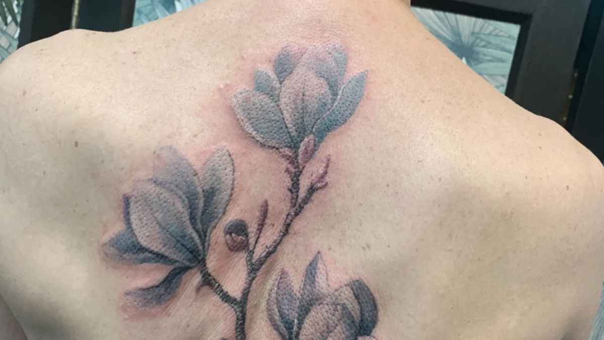Tatouage fleur sur le dos : une composition florale pensée pour toi