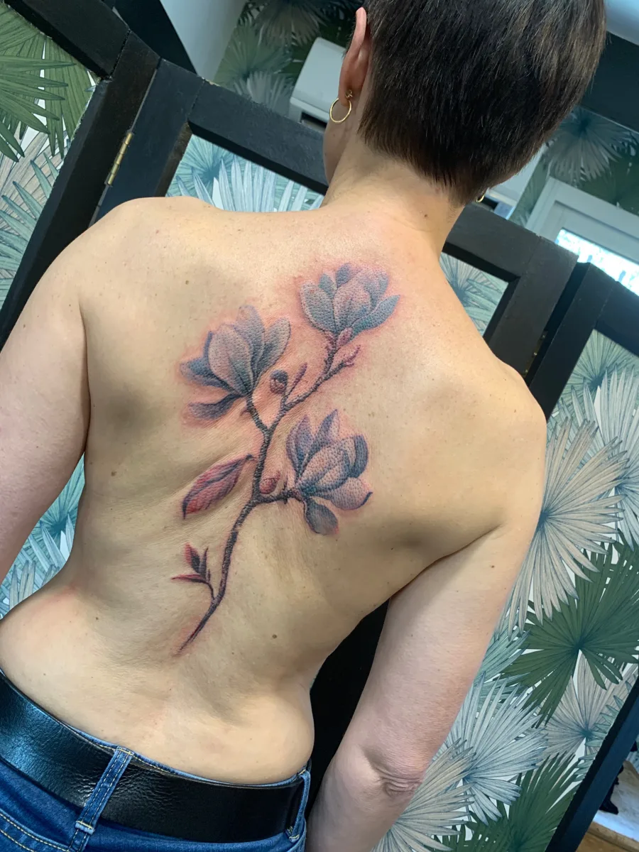Tatouage fleur sur le dos : une composition florale pensée pour toi - photo