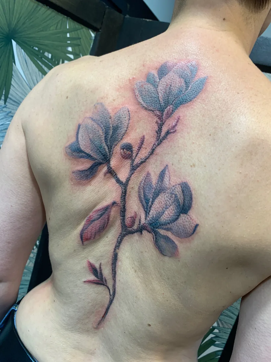 Tatouage fleur sur le dos : une composition florale pensée pour toi - photo 2