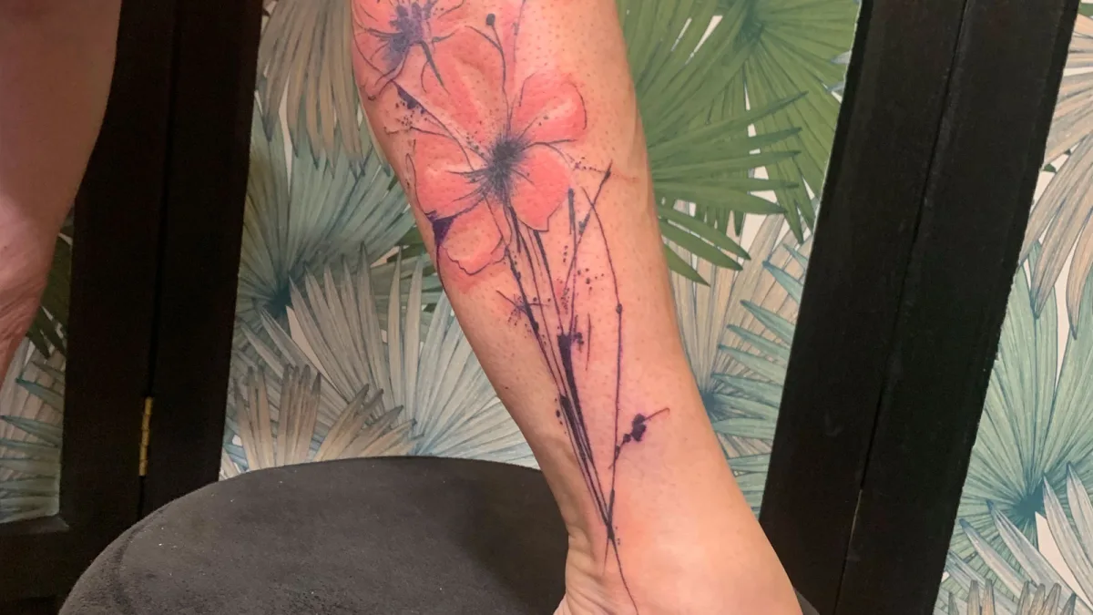 Tatouage fleurs abstraites dans le Var