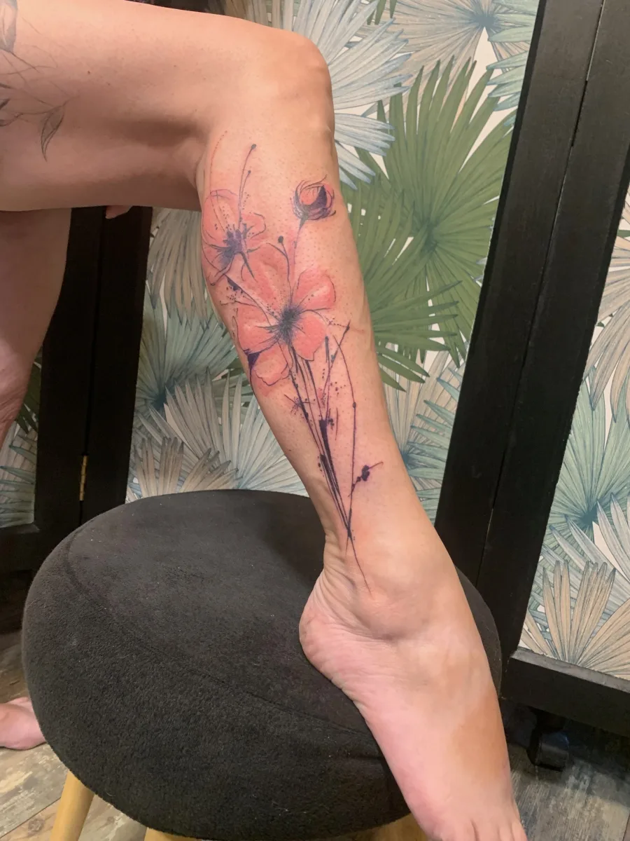 Tatouage fleurs abstraites dans le Var - photo